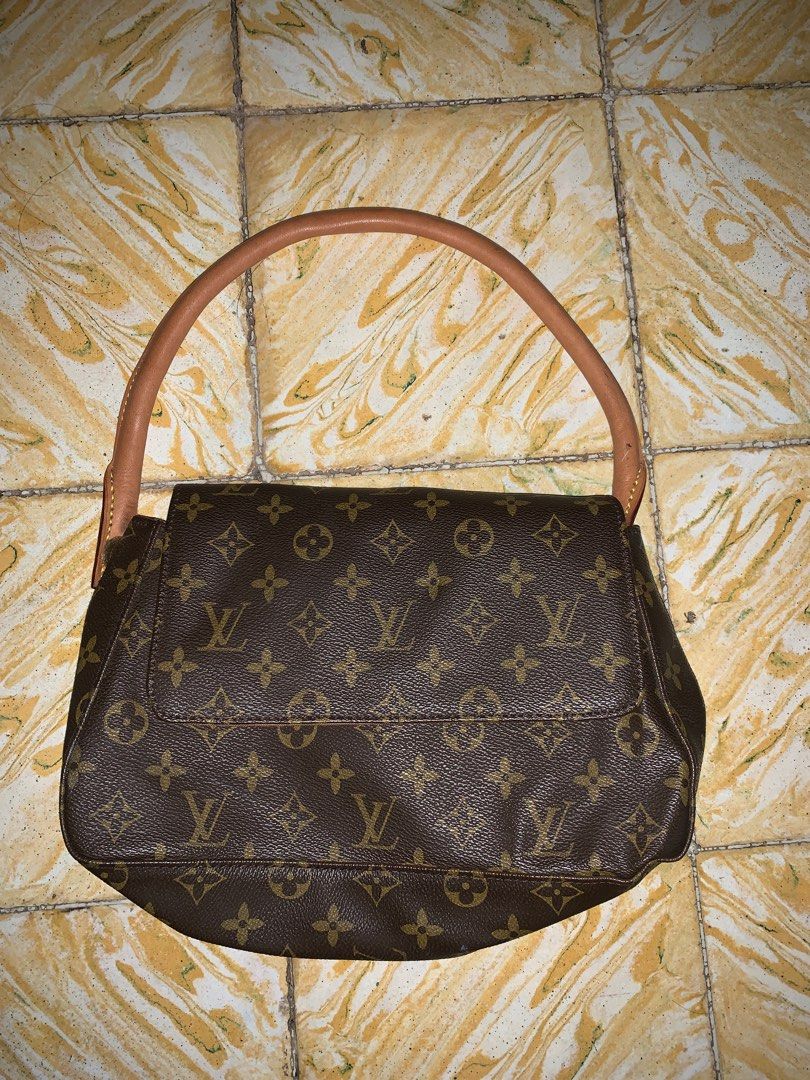 Louise Vuitton shoulder bag hand bag (Category: Luxury Bags & Wallets) located in Dipolog. Submitted by adrian281994 (Listing ID 1336286720, Image 1). Description: Louise Vuitton mini looping Loop Shoulder bag handbag Coded Issues is natanggal yon sling sa lock Kayo na mag pa repair Over all malinis.