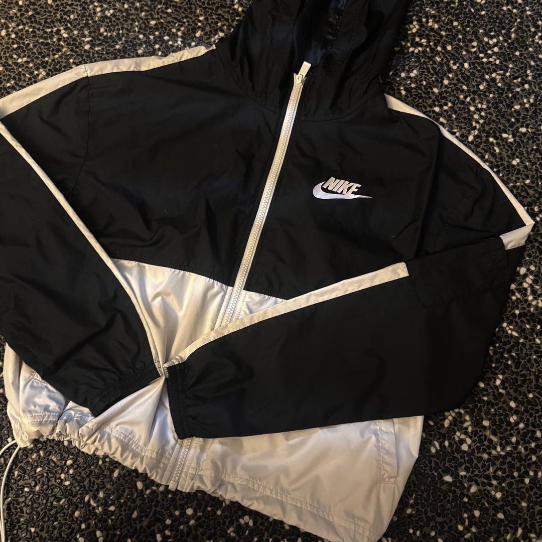 Nike Women s Swoosh Colorblock Full Zip Hooded Jacket