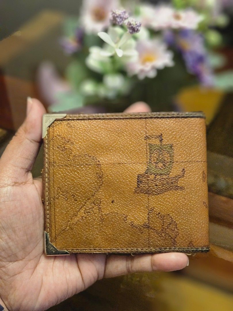 Original Alviero Martini Compact Wallet (Category: Luxury Bags & Wallets) located in Cabanatuan. Submitted by meyrasol (Listing ID 1336245266, Image 2). Description: corner wears press mark small slice sa bill compartment slightly loose snap button (sumasara pa).