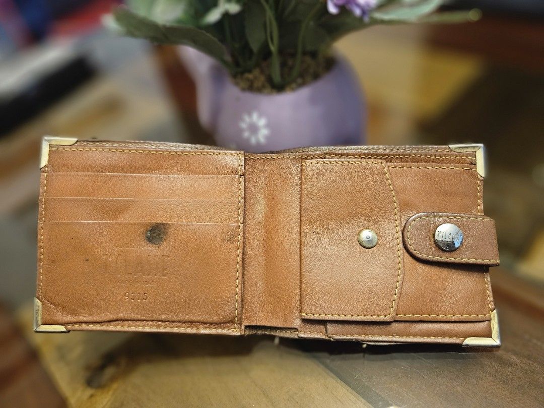 Original Alviero Martini Compact Wallet (Category: Luxury Bags & Wallets) located in Cabanatuan. Submitted by meyrasol (Listing ID 1336245266, Image 3). Description: corner wears press mark small slice sa bill compartment slightly loose snap button (sumasara pa).
