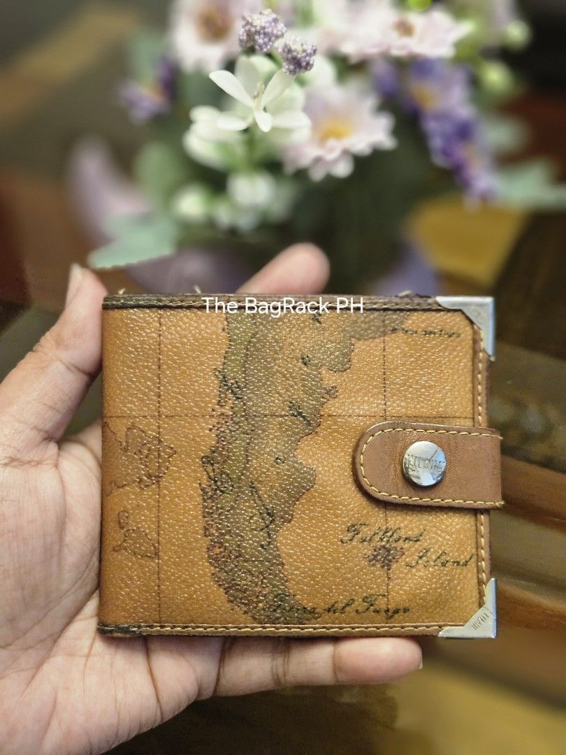 Original Alviero Martini Compact Wallet (Category: Luxury Bags & Wallets) located in Cabanatuan. Submitted by meyrasol (Listing ID 1336245266, Image 1). Description: corner wears press mark small slice sa bill compartment slightly loose snap button (sumasara pa).