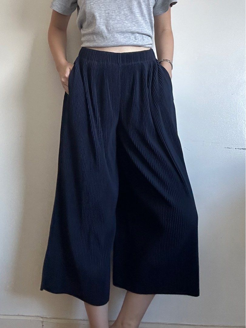 Uniqlo Dark Blue Pleated Culottes (Category: Other Bottoms) located in Manila. Submitted by prebychia (Listing ID 1336258002, Image 1). Description: Length: 32” Leg width: 13” Waist: 23-36” Size: S (fits medium frame as well) Helping tags: Cariño, Araw the Line, H&M, Zara, Halo halo, The Editor’s Market, Miu the Label, Merakibowy, GVN the Label, Love Bonito.