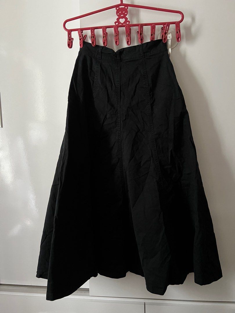 Uniqlo skirt (Category: Skirts) located in Mandaluyong City. Submitted by KryzzaM (Listing ID 1336186511, Image 2). Description: In good condition Twice lang nagamit. Mas ginagamit ko dati yung color red High waisted skirt, 24 inches in actual Rfs: nanganak na, hindi na po kasya😊 Location : Mandaluyong Sf c/o buyer.