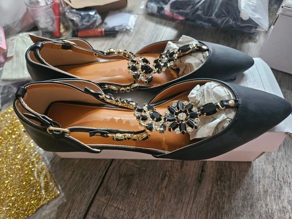 Women's Luxurious Rhinestone Chain Decorated Pointed Toe Hollow