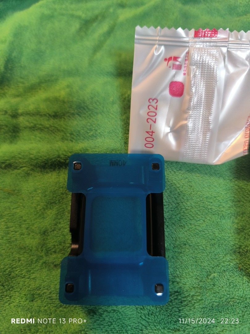 Apple watch screen protector (Category: Wearables & Smart Watches) located in Singapore. Submitted by honda_biker (Listing ID 1336460607, Image 3). Description: Apple watch screen protector. comes with free application (40 mm). take 2 for $10.