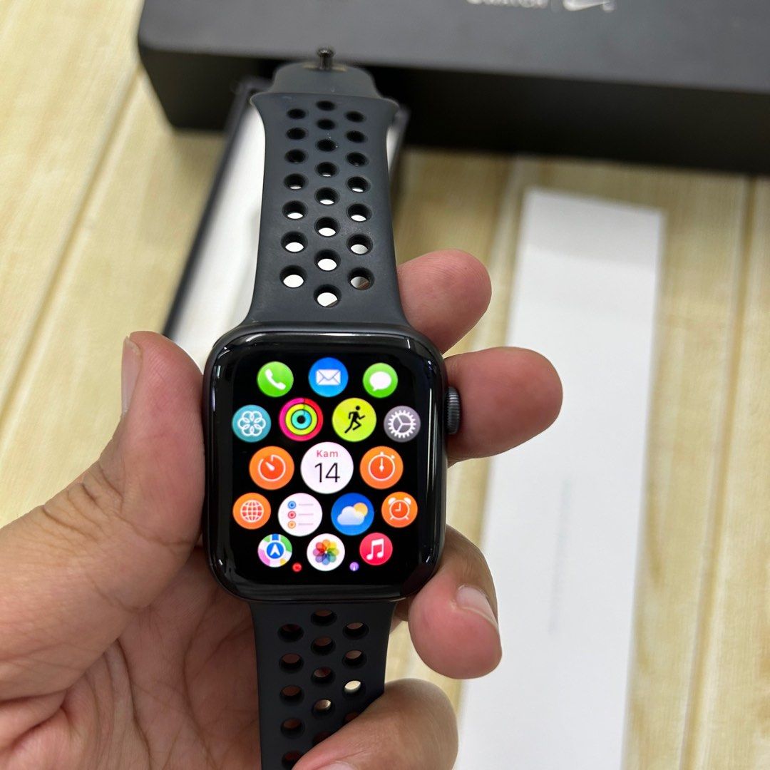 apple Watch Series 4 Nike 44mm bekas resmi ibox Fesyen Pria Jam Tangan di Carousell