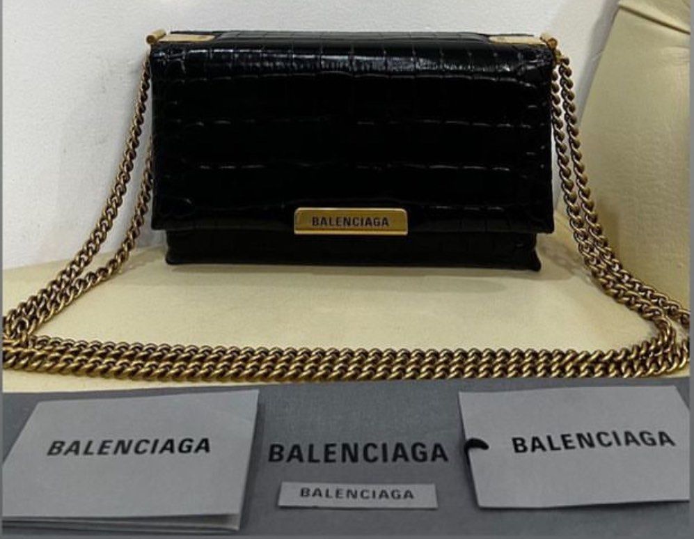 Balen trio croc (Category: Luxury Bags & Wallets) located in Santa Ana. Submitted by astonandariana (Listing ID 1336448288, Image 1). Description: .