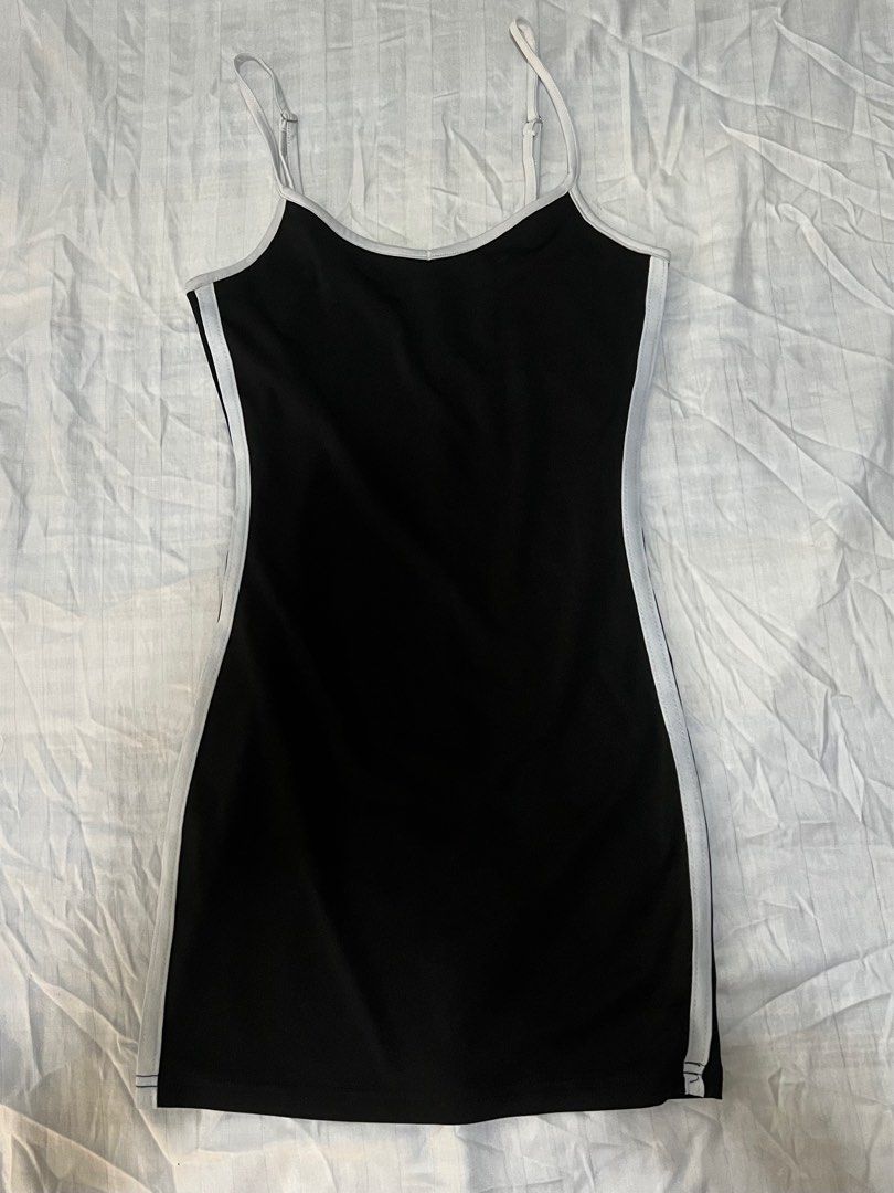 Black dress with white lining (Category: Dresses) located in Paranaque City. Submitted by flamespicks (Listing ID 1336399509, Image 3). Description: Brand: No Brand Size: XS-S Condition: Lightly Used Fabric: Cotton/Polyester slightly stretchable Rfs: Decluttering Model's Measurements Bust: 33 Waist: 25 Hips: 35 .