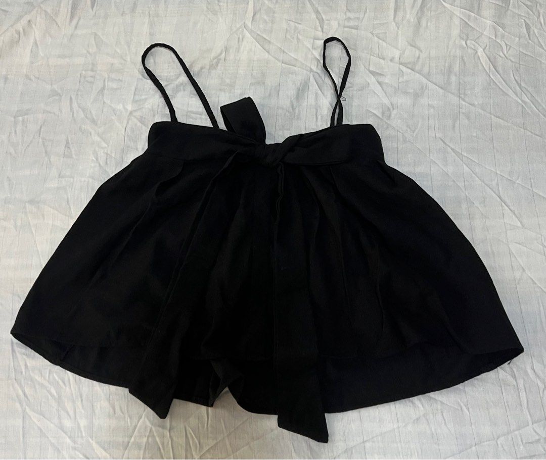 Black Linen Top with Bow (Category: Blouses) located in Paranaque City. Submitted by flamespicks (Listing ID 1336406512, Image 2). Description: Brand: None Size: S Condition: Never Used Fabric: Linen Rfs: Decluttering and doesn't really fit my body that well huhu Model's Measurements Bust: 33 Waist: 25 Hips: 35 .