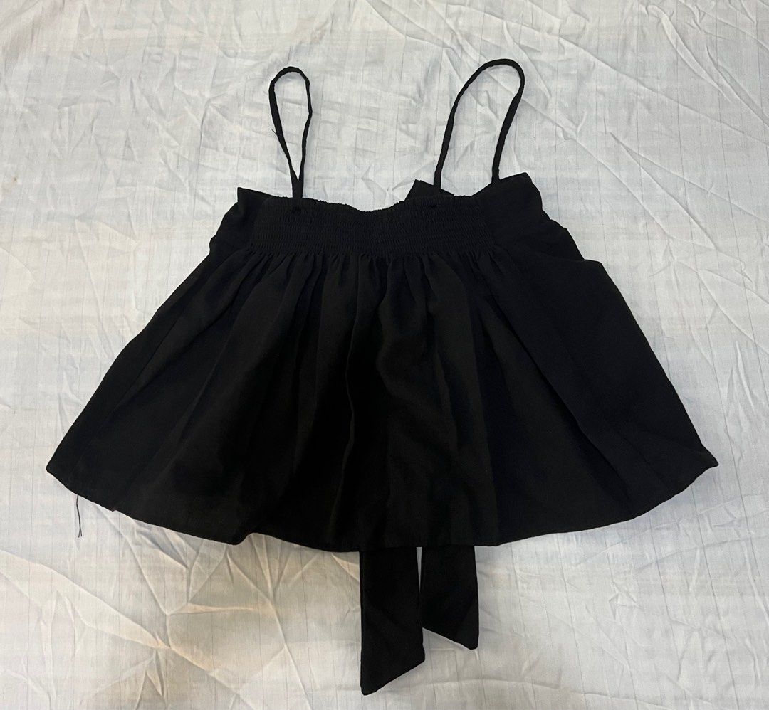 Black Linen Top with Bow (Category: Blouses) located in Paranaque City. Submitted by flamespicks (Listing ID 1336406512, Image 3). Description: Brand: None Size: S Condition: Never Used Fabric: Linen Rfs: Decluttering and doesn't really fit my body that well huhu Model's Measurements Bust: 33 Waist: 25 Hips: 35 .