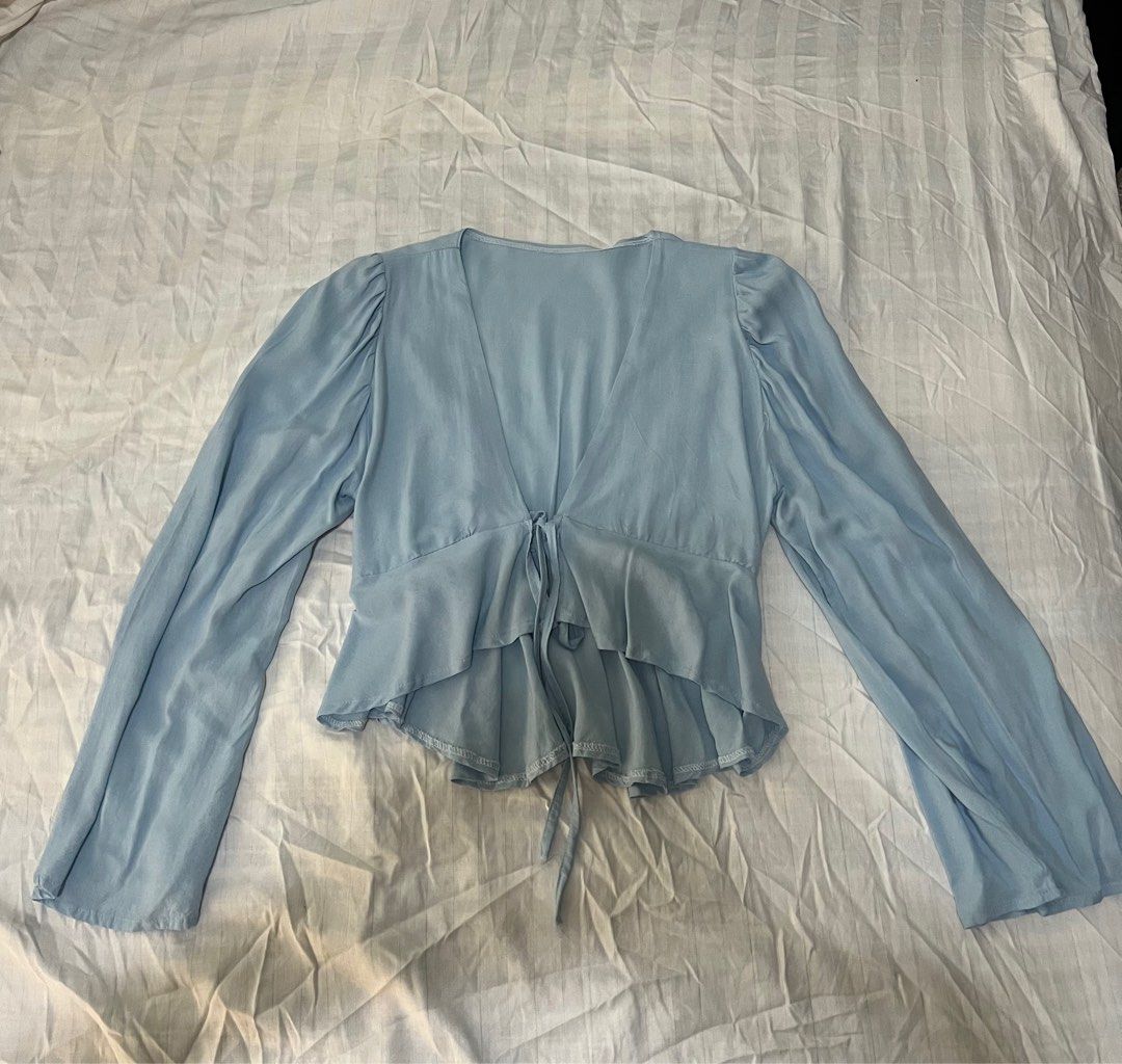 Blue Long Sleeve Tie Cropped Top (Category: Blouses) located in Paranaque City. Submitted by flamespicks (Listing ID 1336408269, Image 2). Description: Brand: None Size: S Condition: Lightly Used Fabric: Cotton Rfs: Too big on my bust Model's Measurements Bust: 33 Waist: 25 Hips: 35 .