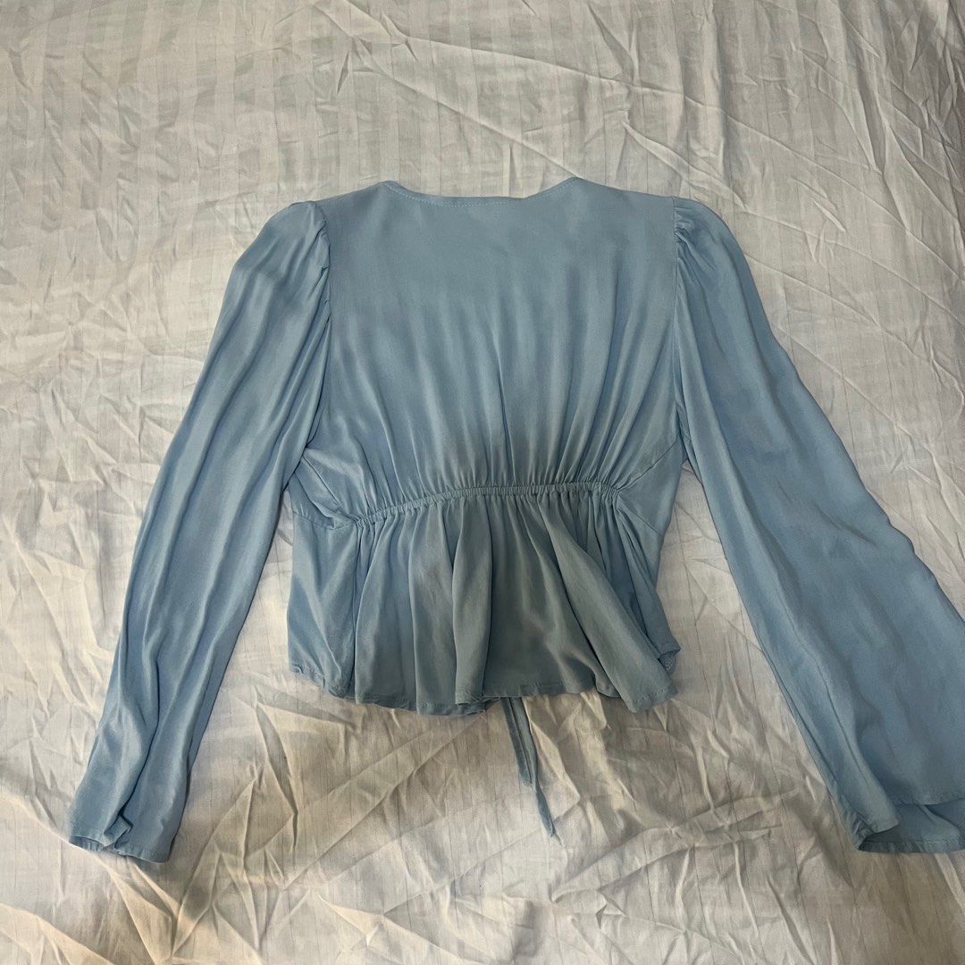 Blue Long Sleeve Tie Cropped Top (Category: Blouses) located in Paranaque City. Submitted by flamespicks (Listing ID 1336408269, Image 3). Description: Brand: None Size: S Condition: Lightly Used Fabric: Cotton Rfs: Too big on my bust Model's Measurements Bust: 33 Waist: 25 Hips: 35 .