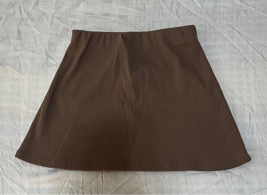 Brown Tube Top (Category: Blouses) located in Paranaque City. Submitted by flamespicks (Listing ID 1336406992, Image 3). Description: Brand: None Size: S Condition: Never used Fabric: Ribbed Cotton Rfs: decluttering Model's Measurements Bust: 33 Waist: 25 Hips: 35 .