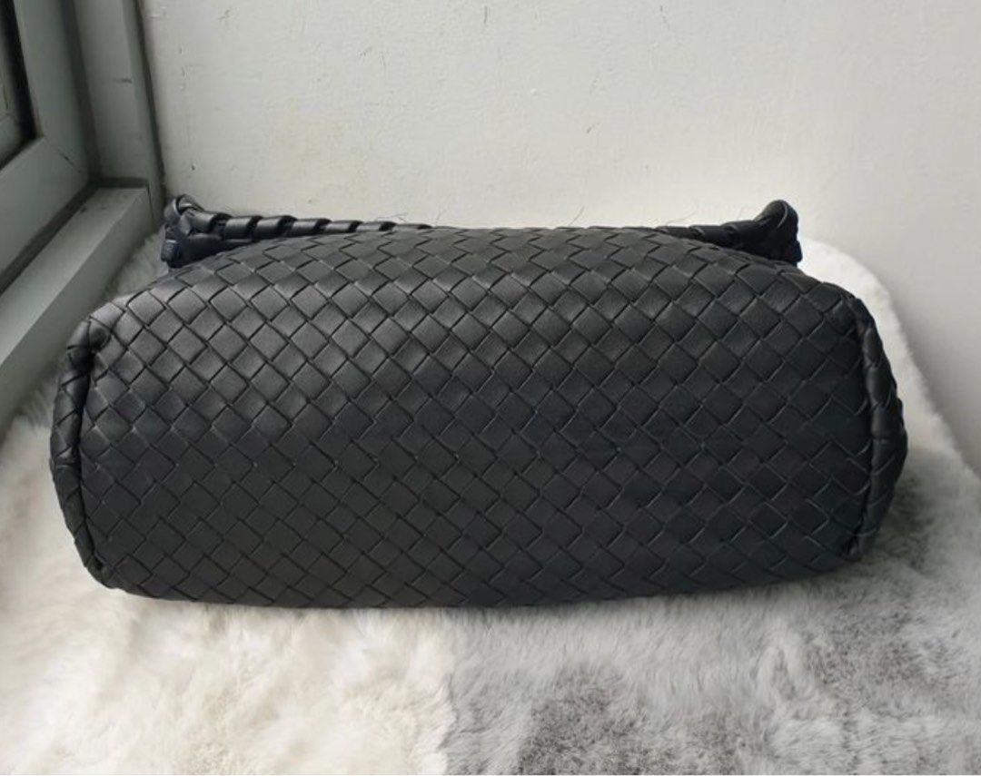 Bv flap (Category: Luxury Bags & Wallets) located in Santa Ana. Submitted by astonandariana (Listing ID 1336444099, Image 2). Description: .