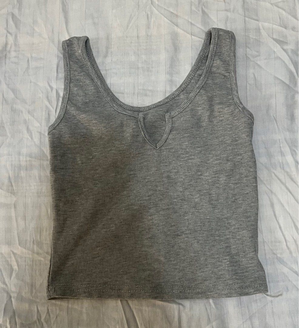 Gray Cropped Top (Category: Sleeveless) located in Paranaque City. Submitted by flamespicks (Listing ID 1336405185, Image 2). Description: Brand: none Size: Xs Condition: Lightly Used Fabric: Cotton Rfs: Decluttering Model's Measurements Bust: 33 Waist: 25 Hips: 35 .