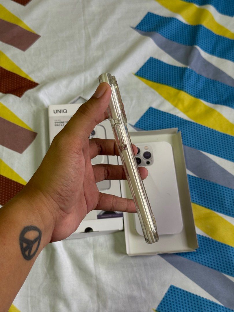 iPhone 15 Pro Max UNIQ Combat Clear Case w Magsafe (Category: Cases & Sleeves) located in Carmona. Submitted by marlaurente (Listing ID 1336391105, Image 3). Description: bought for 1,995. sobrang favorite case! matte yung likod niya, snug fit, malakas ang magsafe. may hint of yellowing lang sa may lower part pero kapag nakakabit na sa phone, barely noticeable. rfs: decluttering quezon city, timog, or biñan laguna. can do delivery!.