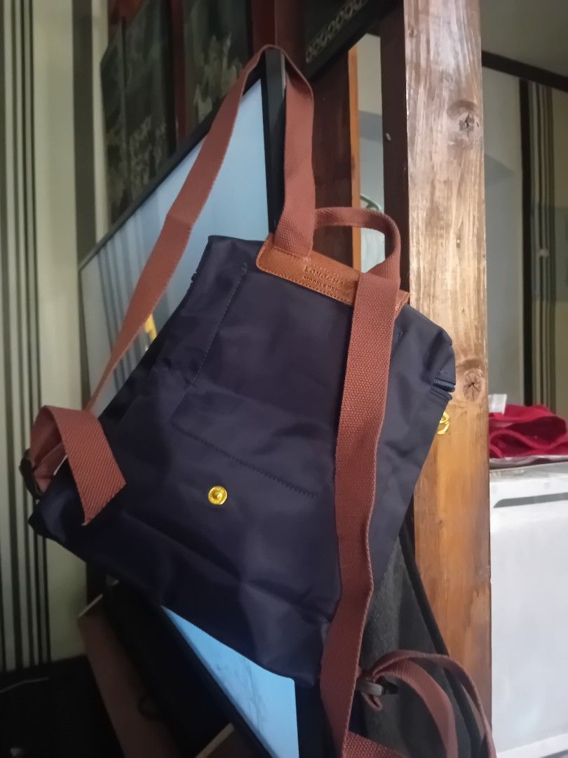 Longchamp Bagpack (Category: Backpacks) located in Valenzuela. Submitted by etzetera26 (Listing ID 1336386022, Image 2). Description: Longchamp Cute Bag No issue.