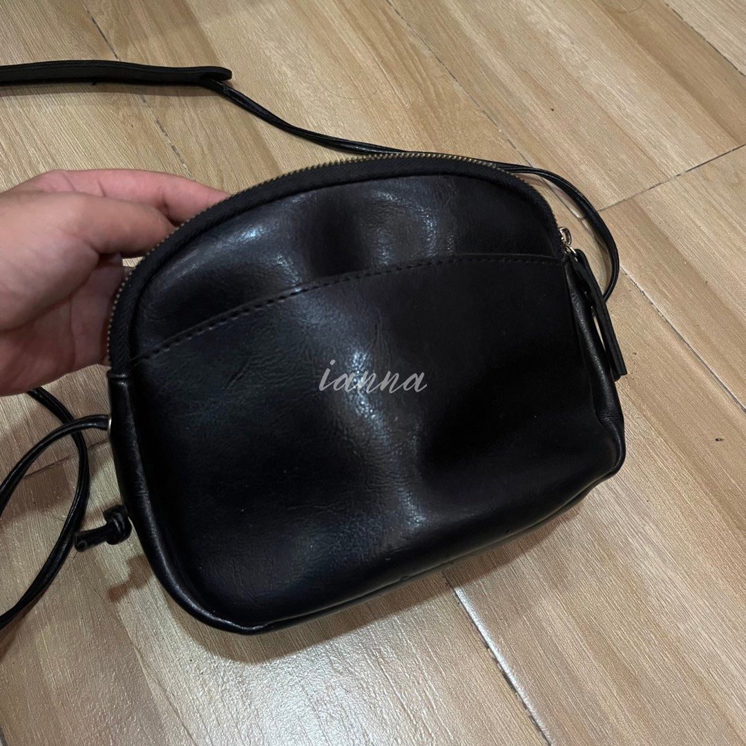 Simple Black Sling Cross-body Bag (Category: Cross-body Bags) located in Cavite. Submitted by iannav. (Listing ID 1336467824, Image 2). Description: - Good for everyday use. - Rfs: Decluttering - I’ll be using used/recycled papers for packaging. - Buyer will shoulder the shipping fee. - MOP: BDO (If you’re using different bank account or digital wallet, you must shoulder the transfer fee.).