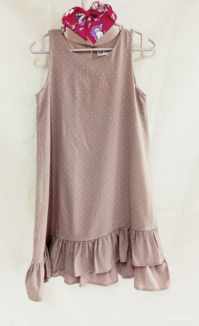 Sleeveless shift dress (Category: Babies & Kids Fashion) located in Cebu City. Submitted by monique1321 (Listing ID 1336355270, Image 2). Description: H&M Beige and pink polka dots shift dress..