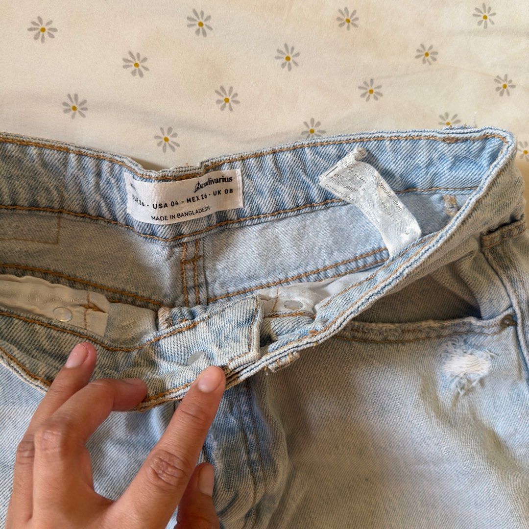 Stradivarius Light Denim High Waist Shorts (Category: Shorts) located in Pasig City. Submitted by preluvbyem (Listing ID 1336408009, Image 3). Description: Size: S PM if you want more photos MoP: Gcash / Maya Courier: J&T only (buyer will handle sf).