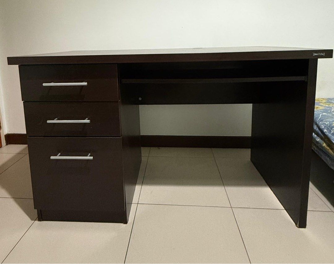 Study Table (Category: Tables & Sets) located in Singapore. Submitted by angeldustie (Listing ID 1331674154, Image 2). Description: 112* 60 * 75 Cm.