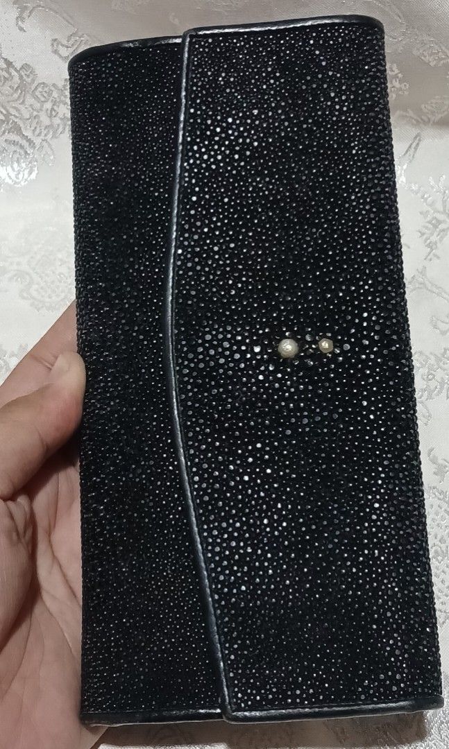 😍Trifold real stingray wallet (Category: Wallets & Card holders) located in Rizal. Submitted by ilovebagsph17 (Listing ID 1336431902, Image 1). Description: *Japan Source *Real genuine stingray *normal signs of wear ✨️🇯🇵ukay✨️ ⚠️AUTHENTICITY NOT GAURANTEED❗️❗️❗️ ⚠️BAWAL po sa MASELAN or MAARTE❗️❗️❗️Please Manage expectation all are PRELOVED not Brand New ⚠️PLEASE BE A RESPONSIBLE BUYER ⚠️NO RUSH SHIPPING❗️❗️❗️Once you Confirm, we do sorting of