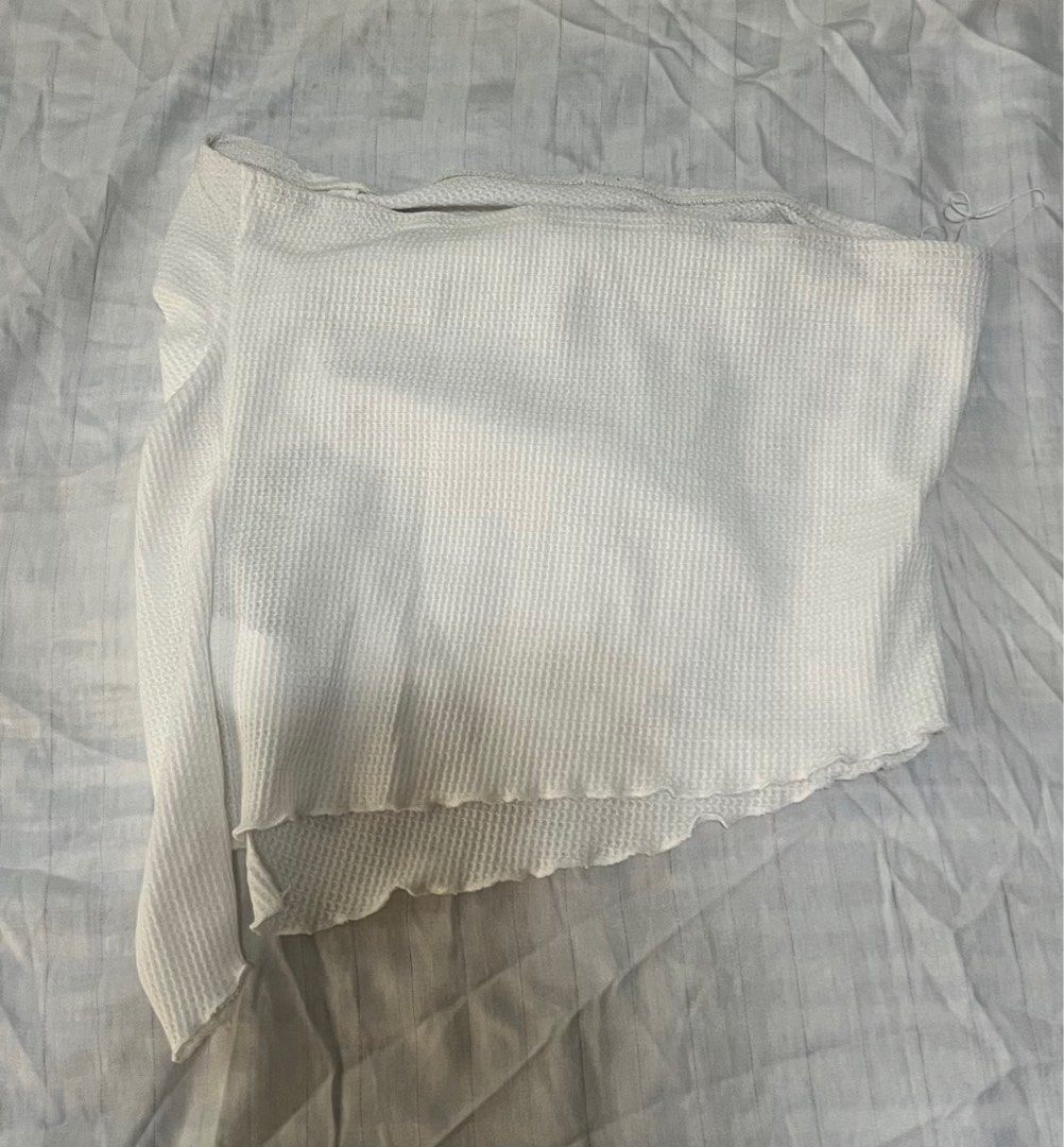 White Tube Top with Ruched Side (Category: Blouses) located in Paranaque City. Submitted by flamespicks (Listing ID 1336408014, Image 3). Description: Brand: Shein Size: S Condition: Lightly Used Fabric: Cotton Strechable Rfs: Too big on bust area Model's Measurements Bust: 33 Waist: 25 Hips: 35 .