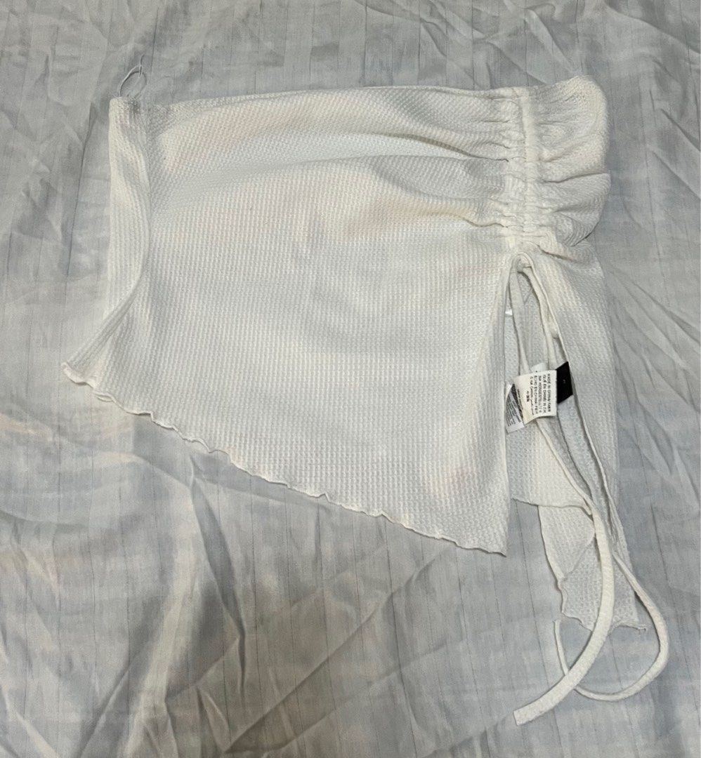 White Tube Top with Ruched Side (Category: Blouses) located in Paranaque City. Submitted by flamespicks (Listing ID 1336408014, Image 2). Description: Brand: Shein Size: S Condition: Lightly Used Fabric: Cotton Strechable Rfs: Too big on bust area Model's Measurements Bust: 33 Waist: 25 Hips: 35 .