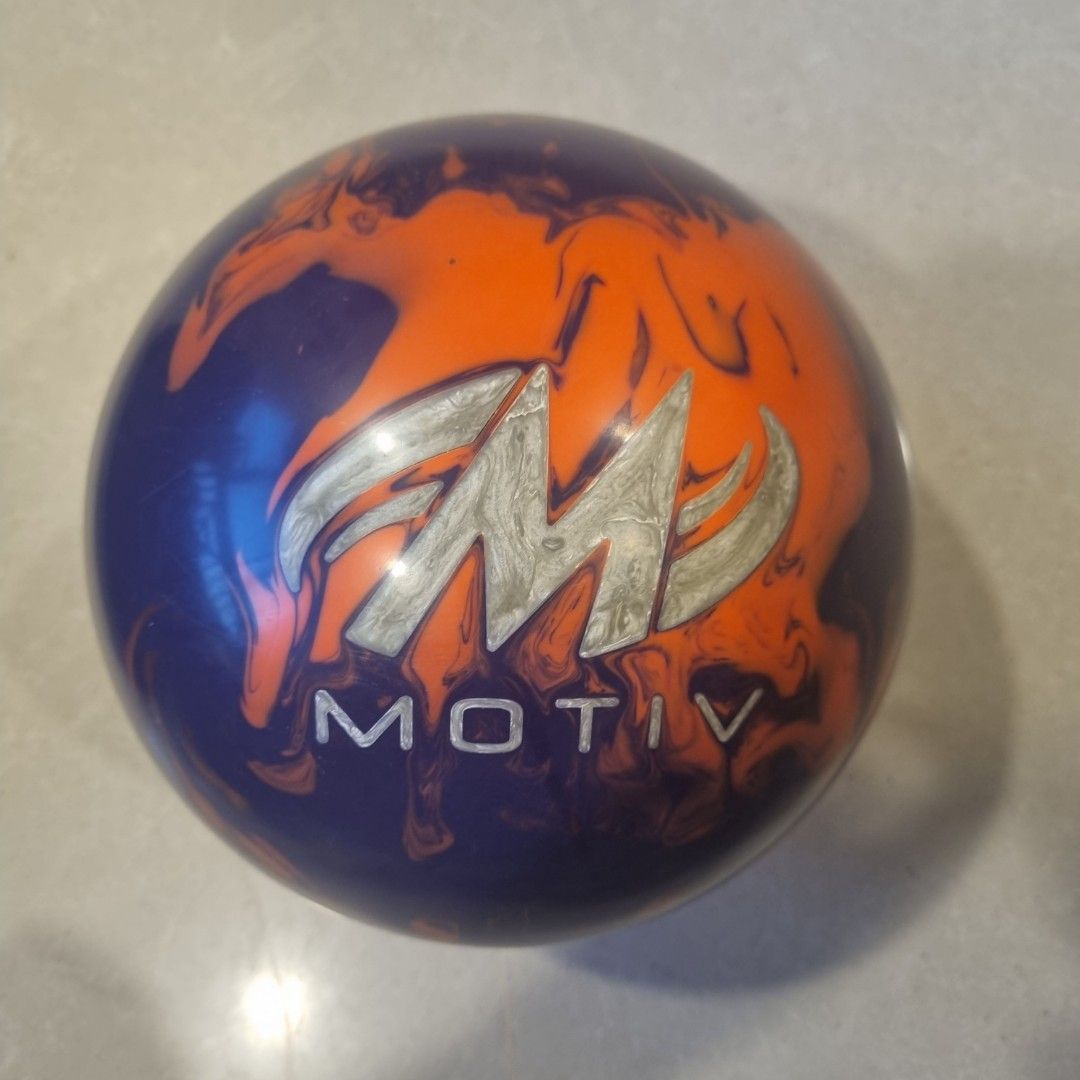 Motiv PRE-DRILLED Max Thrill Solid Bowling Ball - Red/Blue 14lbs