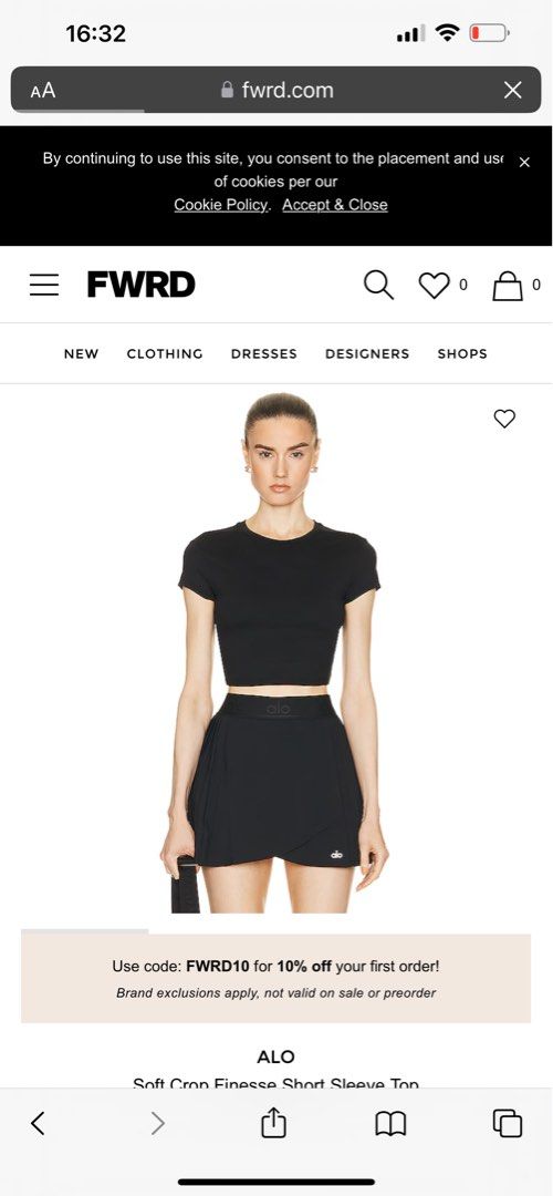 Alo cropped tee (Category: Activewear) located in Singapore. Submitted by ajinghui (Listing ID 1336585137, Image 2). Description: Selling cos no wearing anymore hought off alo official site.