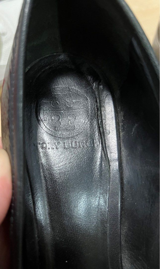 Authenitic Tori Burch Size 10 (Category: Heels) located in Mandaluyong City. Submitted by feiruzzz (Listing ID 1336616633, Image 3). Description: Used for a short time as school shoes :).