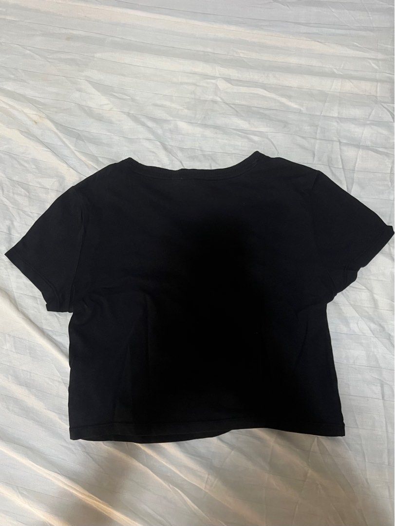 H&M Black Printed Cropped Baby Tee (Category: Shirts) located in Paranaque City. Submitted by flamespicks (Listing ID 1336545656, Image 3). Description: Brand: H&M Size: S Condition: Lightly Used Fabric: Cotton Rfs: Decluttering Model's Measurements Bust: 33 Waist: 25 Hips: 35 ❗️MOP strictly Gcash❗️ ❗️Shipping via Lalamove or GoGo Xpress❗️ .