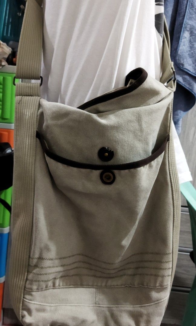 Body bag from Singapore (Category: Sling Bags) located in Quezon City. Submitted by esquire_112. (Listing ID 1336624349, Image 2). Description: large sturdy no issues 650 lbc lalamove.