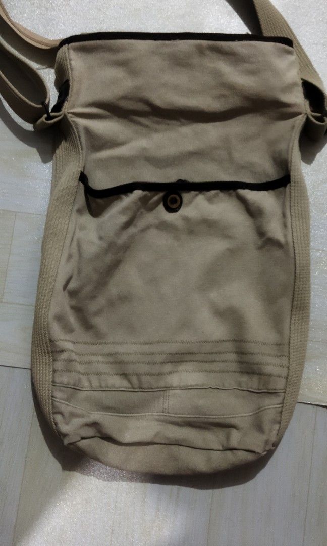 Body bag from Singapore (Category: Sling Bags) located in Quezon City. Submitted by esquire_112. (Listing ID 1336624349, Image 1). Description: large sturdy no issues 650 lbc lalamove.