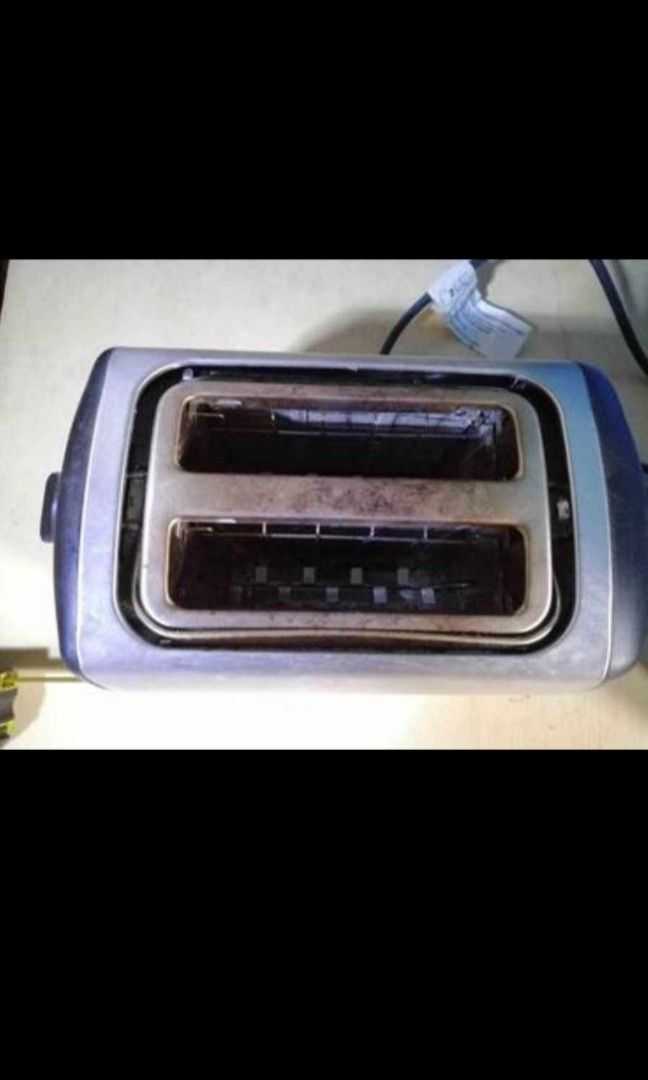 Bread Toaster Stainless used (Category: Ovens & Toasters) located in Baguio. Submitted by boxmania (Listing ID 1336617928, Image 2). Description: Sunbeam brand Needs cleaning.