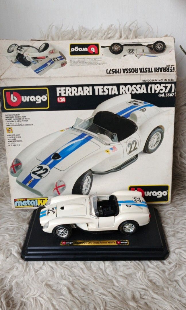 FERRARI TESTA ROSSA de 1957 cabriolet street rouge au 1/18
