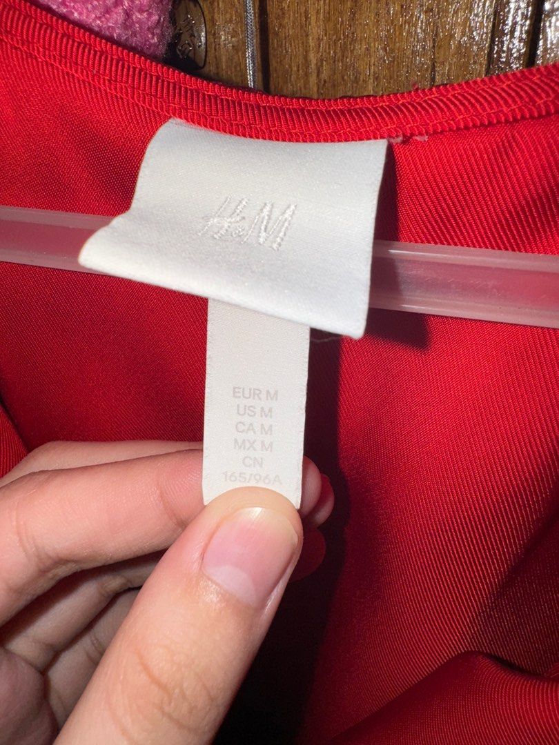 H&M cropped blouse (Category: Blouses) located in Pasay City. Submitted by declutterwtjella (Listing ID 1336638035, Image 3). Description: bought from H&M size Medium.