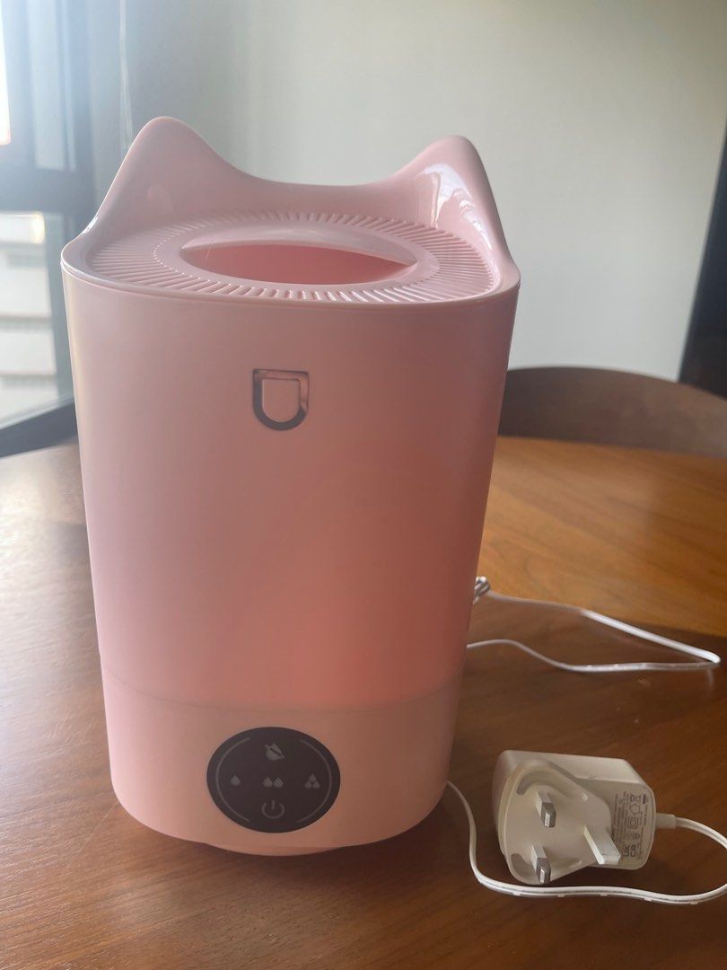 Humidifier Diffuser (Category: Air Purifiers & Dehumidifiers) located in Singapore. Submitted by cherollz (Listing ID 1336616569, Image 2). Description: 4100ml tank that can continuously spray mist for 12hours. Can add in essential oil. Easy to use. .