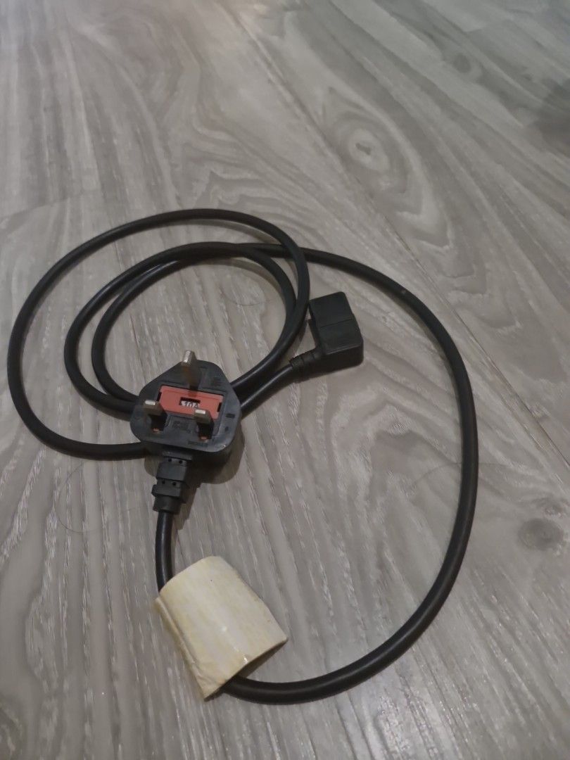 Monitor Cable (Category: Electrical, Adaptors & Sockets) located in Singapore. Submitted by gavinongg (Listing ID 1336573666, Image 1). Description: .