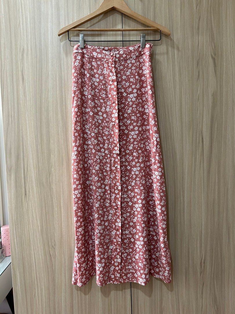 New Look floral split hem midi skirt (Category: Skirts) located in Quezon City. Submitted by skywooo (Listing ID 1336520334, Image 2). Description: Size XS Good condition, no flaws Worn once only Waist: 25 in Length: 36 in RFS: Doesn’t fit me anymore Helping tags: brandy melville, princess polly.