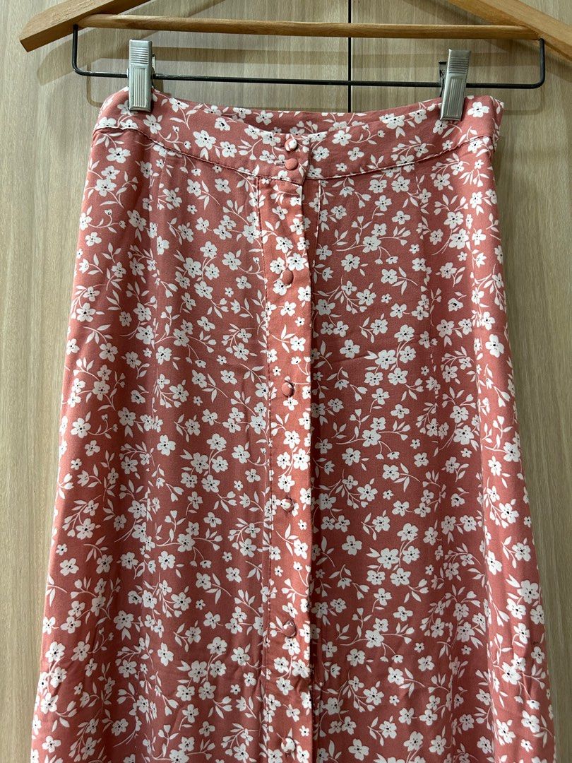 New Look floral split hem midi skirt (Category: Skirts) located in Quezon City. Submitted by skywooo (Listing ID 1336520334, Image 3). Description: Size XS Good condition, no flaws Worn once only Waist: 25 in Length: 36 in RFS: Doesn’t fit me anymore Helping tags: brandy melville, princess polly.