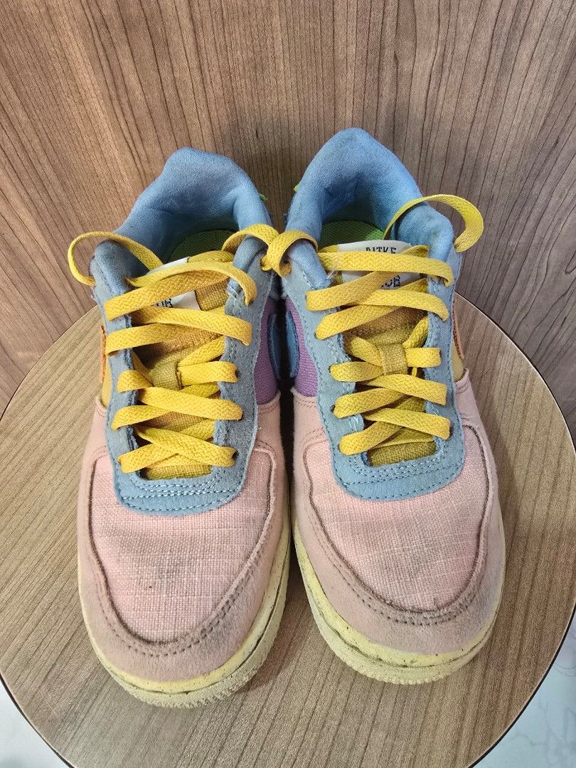 Nike AF1 Low "sun club' (Category: Babies & Kids Fashion) located in Santa Rosa. Submitted by Tapsilog732 (Listing ID 1336527391, Image 1). Description: legit air force 1 low sun club nabili sa savannah USA. 4y size na stock lang naliitan kase ng pamangkin issue slightly yellowish need wash no box..