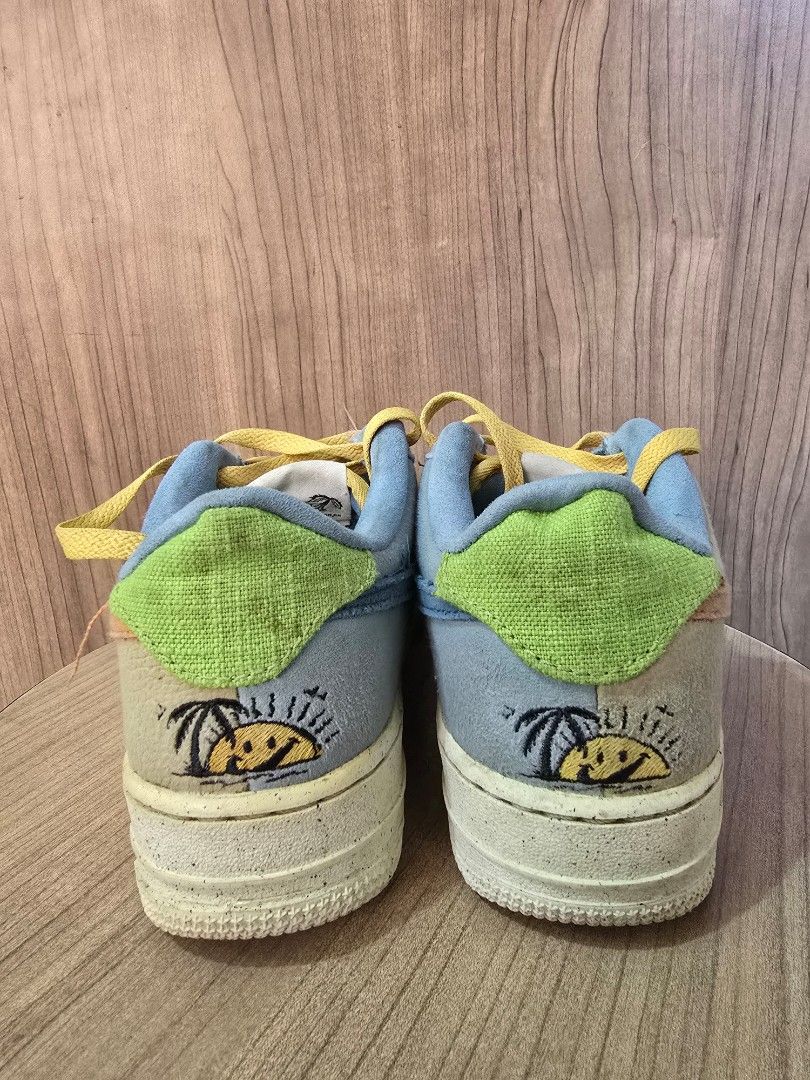 Nike AF1 Low "sun club' (Category: Babies & Kids Fashion) located in Santa Rosa. Submitted by Tapsilog732 (Listing ID 1336527391, Image 3). Description: legit air force 1 low sun club nabili sa savannah USA. 4y size na stock lang naliitan kase ng pamangkin issue slightly yellowish need wash no box..