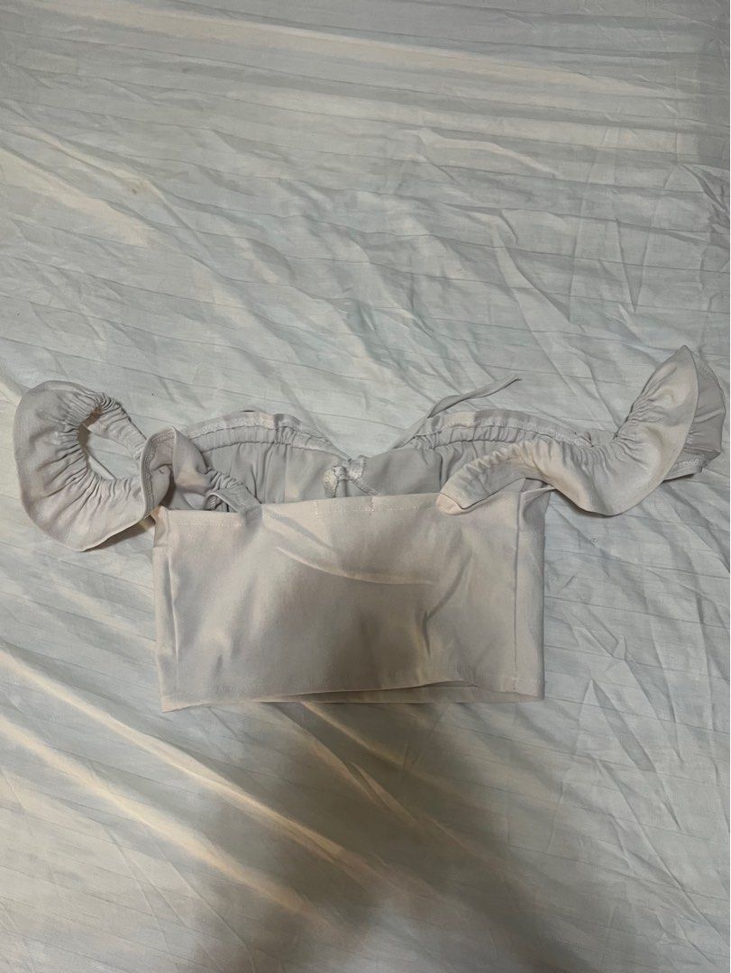 Off White Cropped Top (Category: Blouses) located in Paranaque City. Submitted by flamespicks (Listing ID 1336545110, Image 3). Description: Brand: Candy Size: XS-S Condition: Lightly Used Fabric: Cotton non-strechable Rfs: Decluttering Model's Measurements Bust: 33 Waist: 25 Hips: 35 ❗️MOP strictly Gcash❗️ ❗️Shipping via Lalamove or GoGo Xpress❗️ .