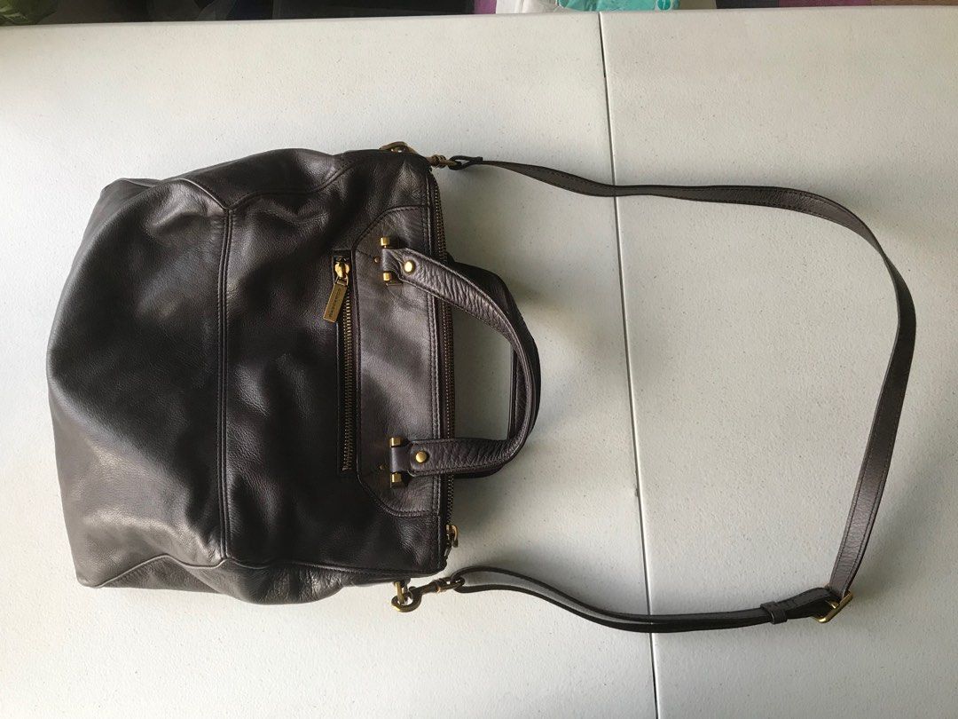 Rabeanco Authentic Original Bag (Category: Luxury Bags & Wallets) located in Quezon City. Submitted by lanazurie (Listing ID 1336505820, Image 1). Description: This is original bag mga nasa 5k plus ang original price benta ko nalang 1k but my mga slight gas gas hindi naman ganon kahalata still in good condition pa naman yung gas gas nya bandang ilalim very slight lang naman. .