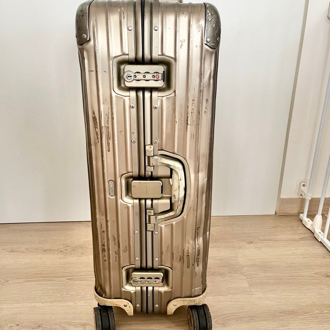 Rimowa shops Topas Titanium Champagne