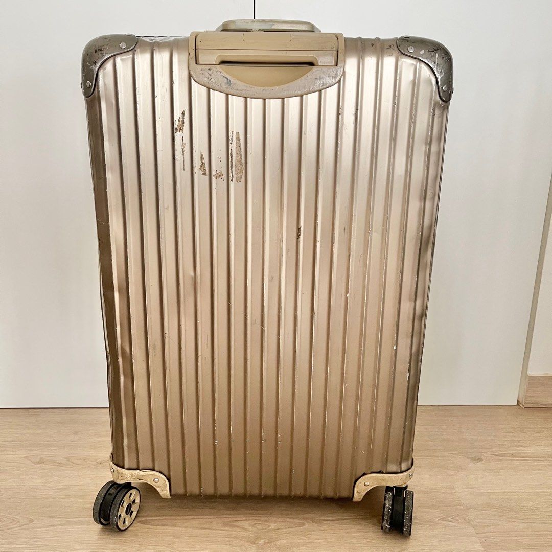 Rimowa shops Topas Titanium Champagne