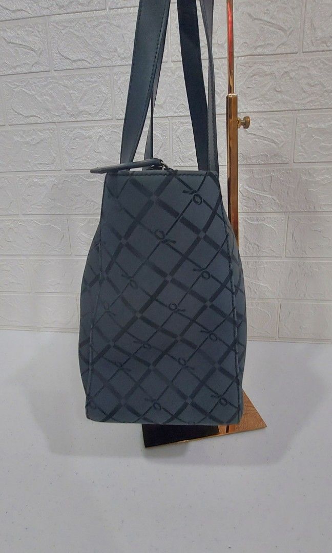 ROBERTA (Category: Luxury Bags & Wallets) located in Davao. Submitted by fucollections (Listing ID 1336507400, Image 3). Description: Preloved original bag from Japan Preloved Shop. Used but not abused. Please manage your expectation. Condition is shown on the pictures..