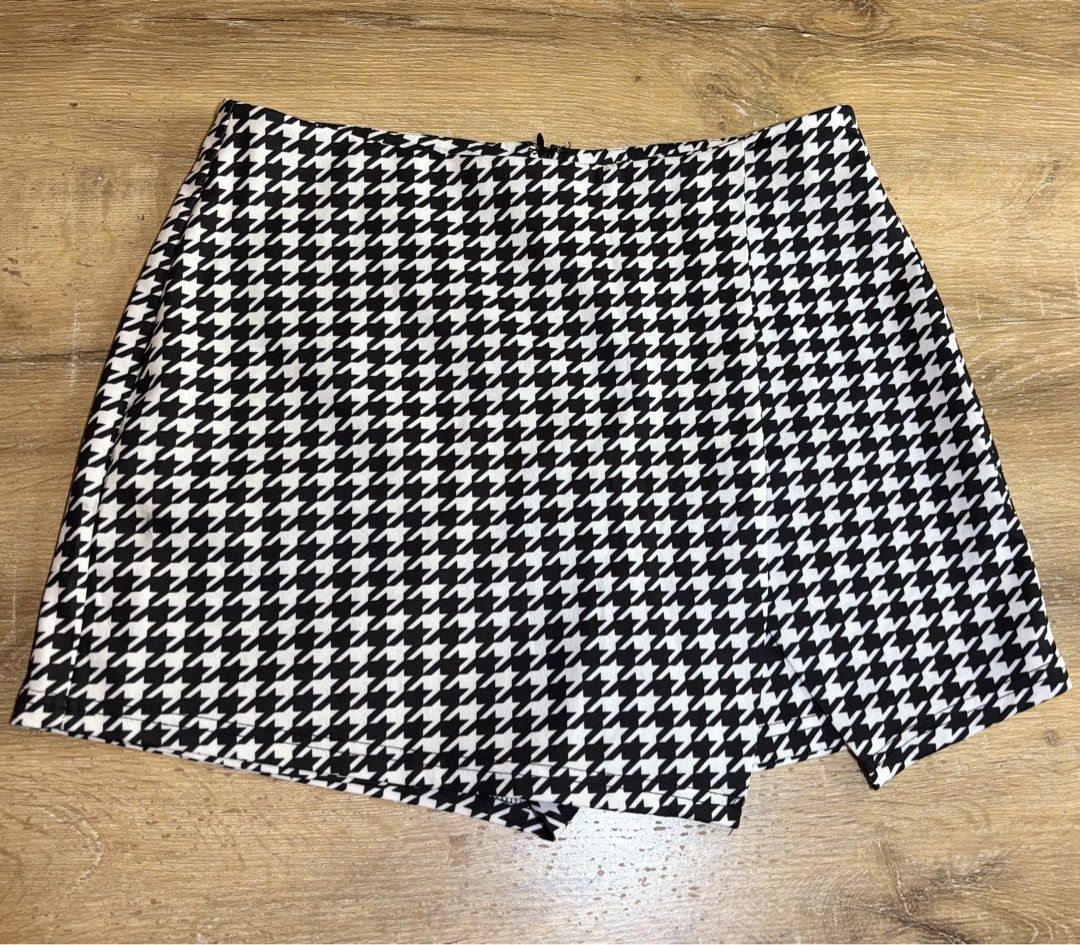 Shein skort (Category: Skirts) located in Valenzuela. Submitted by _mgnmn (Listing ID 1336493508, Image 3). Description: Used once wala pa yata 2hrs.