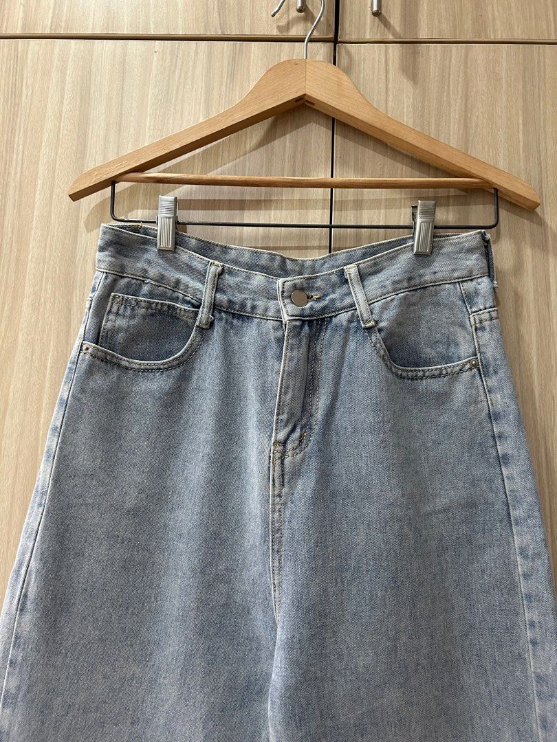 Shopflorice wide leg jeans (Category: Jeans) located in Quezon City. Submitted by skywooo (Listing ID 1336514118, Image 3). Description: Bought from shopflorice, still in good condition RFS: too loose on me Waist: 28-29 in Hips: 42 in Length: 36 in.